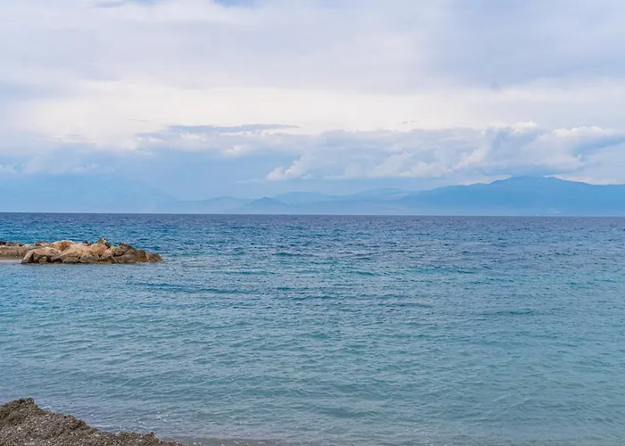 Apartamento Your By The Sea For 3 In By Filos Inc